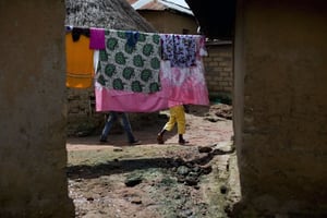 Du linge sèche dans une cour, en Guinée, en novembre 2014. © Jerome Delay/AP/SIPA