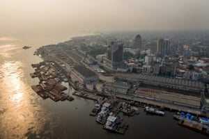 Le port de Kinshasa, capitale de la République démocratique du Congo, vu du ciel, le 24 septembre 2016. © Gwenn Dubourthoumieu pour JA