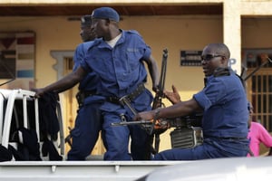 Des membres de la police burundaise à Bujumbura, le 20 juillet 2015. © Jerome Delay/AP/SIPA