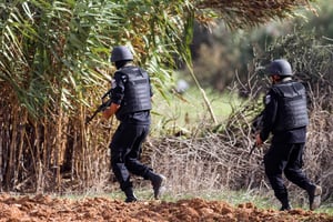 Des membres de la Garde nationale sécurisent une zone dangereuse dans la banlieue de Tunis, en octobre 2014. © Aimen Zine/AP/SIPA