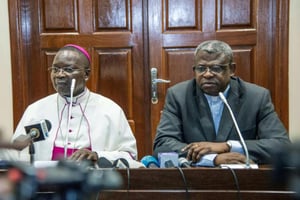 Mgr Marcel Utembi, président de la Cenco, et l’abbé Donatien Nshole, porte-parole de la Cenco, lors d’une réunion le 30 décembre 2016 à Kinshasa. © Junior D.Kannah/AFP