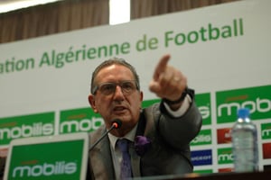 Le coach de l’Algérie Georges Leekens, face aux reporters, le 1er novembre 2016 à Alger. © Ryad Kramdi/AFP