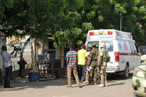 Secouristes et militaires après un attentat sur un marché très fréquenté de Maiduguri, dans le nord est du Nigeria, le 11 décembre 2016. © Stringer/AFP