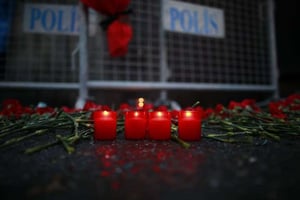 Des bougies déposées devant la boîte de nuit, cible d’un attentat dans la nuit du 31 décembre au 1er janvier 2016 à Istanbul. © Emrah Gurel/AP/SIPA