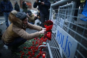 Un jeune femme dépose des fleurs en hommage aux victimes de l’attentat dans une boîte de nuit d’Istanbul qui a fait 39 morts la nuit du Nouvel an, le 1er janvier 2017. © Emrah Gurel/AP/SIPA
