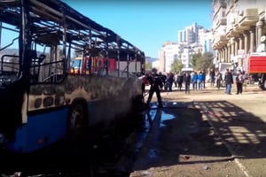 Un bus d’une société de transport a été incendié par les manifestants le lundi 2 janvier 2016 à Béjaïa. © Capture d’écran YouTube/KabylieTimes