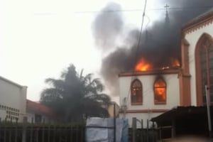 La cathédrale de Lomé en feu, le 2 janvier 2017. © Capture d’écran / Youtube