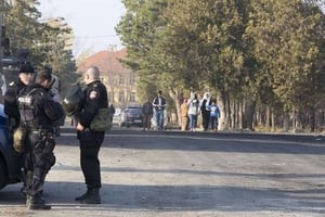 Des policiers bulgares tiennent la garde près d’un centre d’enregistrement, à Harmanli, dans le sud de la Bulgarie, le 25 novembre 2016. © Visar Kryeziu/AP/SIPA