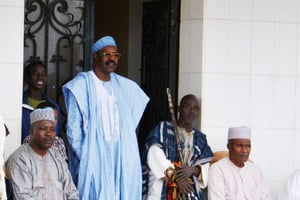 Baba Danpullo (en bleu) est à la tête d’une fortune estimée à 550 milliards de F CFA (environ 840 millions d’euros). Ici chez lui au Cameroun © Nicolas Eyidi pour Jeune Afrique