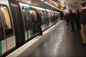 La scène filmée depuis le quai du métro. © Capture d’écran/Guardian Wires/Youtube