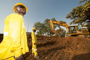 Travaux de bitumage et de réfection des rues à Conakry (photo d’illustration). © Youri Lenquette pour JA.