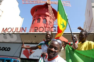 Des supporters de foot sénégalais à Paris, en 2002. © FRANCOIS MORI/AP/SIPA