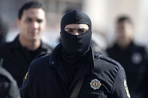 Un membre de la brigade anti-terroriste (BAT) en Tunisie. © Aimen Zine/AP/SIPA