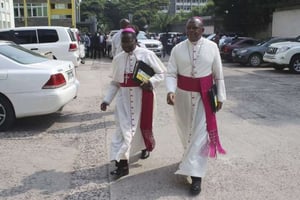 Deux évêques catholiques congolais, à Kinshasa, le 21 décembre 2016. © John Bompengo/AP/SIPA