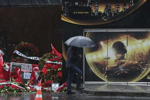 Des fleurs jonchent le sol devant l’entrée de la boite de nuit le Reina à Istanbul, cible d’un attentat, le 1er janvier 2017, qui a fait 39 morts. © Emrah Gurel/AP/SIPA