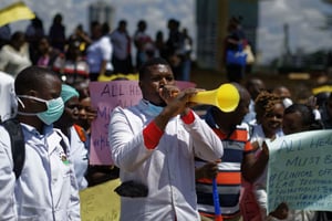 Des professionnels de la santé kényans manifestent à Nairobi le 8 décembre 2016. © Ben Curtis/AP/SIPA