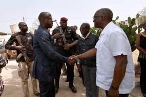 Poignée de mains entre le ministre ivoirien de la Défense Alain-Richard Donwahi (g) et le maire de Bouaké Issoufou Nicolas Djibo, le 7 janvier 2017 à Bouaké. © AFP