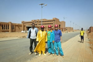Chinois et Nigériens sur le chantier du futur Hôpital de Référence de Niamey par l’entreprise chinoise CGC., en janvier 2016. © Vincent Fournier/JA