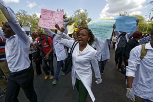 Manifestation des professionnels de la santé à Nairobi le 8 décembre 2016. © Ben Curtis/AP/SIPA