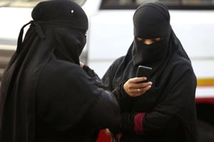 Chasse au niqab dans les commerces  au Maroc.  Selon les autorités, des malfaiteurs auraient utilisé le vêtement pour perpétrer des actes criminels. © Mahesh Kumar A./AP/SIPA