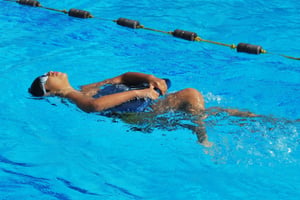 Des parents musulmans ne peuvent, au nom de leur religion, décider de l’exemption de cours de natation mixtes à l’école pour leurs enfants, a jugé le CEDH le 10 janvier 2017. © adrit1/Pixabay