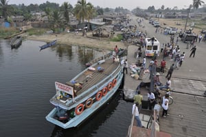 Un bac assure la liaison entre Abidjan et Jacqueville. © Nabil Zorkot/JA