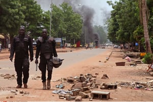 Deux policiers à Bamako, au Mali, en août 2016. © Baba Ahmed/AP/SIPA