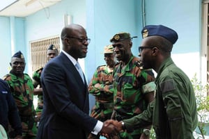 Alain-Richard Donwahi en visite le 10 janvier à la base aérienne d’Abidjan. © Facebook/Ministère de la Défense.