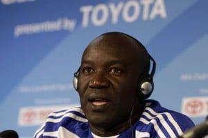 Lamine N’Diaye, alors coach du TP Mazembe, pendant la Coupe du monde des clubs, le 13 décembre 2010 à Abou Dhabi. © Hussein Malla/AP/SIP