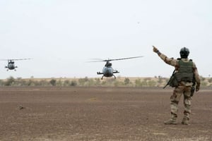 Un soldat français guide des hélicoptères à proximité de Tombouctou, dans le nord du Mali, le 28 janvier 2013. © Arnaud Roine/AP/SIPA