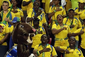 Les supporters Gabonais chantent leur hymne après un match contre la Guinée Equatoriale, à Bata, le 25 janvier 2015. © Themba Hadebe/AP/SIPA