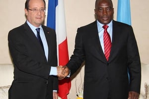 François Hollande et Joseph Kabila, à la résidence présidentielle à Kinshasa, le 13 octobre 2012. © STR/AP/SIPA