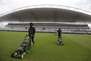 Des employés préparent la pelouse du stade de l’Amitié, à la veille de la CAN 2017, le 13 janvier 2017. © Sunday Alamba/AP/SIPA