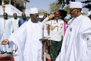L’ex-président gambien, Yahya Jammeh, à gauche, avec son homologue nigérian à droite, Muhammadu Buhari, à Banjul, le 13 janvier 2017. © Bayo Omoboriowo/AP/SIPA