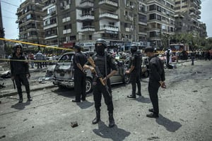 Des policiers égyptiens tiennent la garde après l’assassinat de Hicham Barakat, le 29 juin 2015, au Caire. © Eman Helal/AP/SIPA