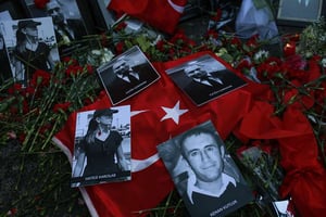 Photos laissées en hommage aux victimes décédés dans l’attaque contre le club privé Le Reina à Istanbul la nuit du nouvel an, le 3 janvier 2017. © Emrah Gurel/AP/SIPA