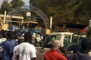 Un camion militaire approche de l’entrée d’un hôpital où les blessés de l’attentat contre la base de Gao ont été transportés, le 18 janvier 2017. © Yacouba Cisse/AP/SIPA