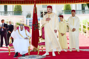 Mohammed VI avec le roi Salman, le 21 août 2015, à Tanger. © MAP