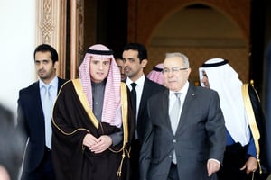 Les chefs de la diplomatie Ramtane Lamamra (à dr.) et Adel al-Jubeir, à Alger, le 31 décembre 2016. © zemri mohamed bachir/Anadolu Agency/AFP