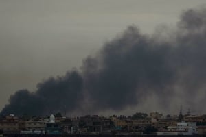 Un nuage de fumée s’échappe des faubourgs de Benghazi le 19 mars 2011. © Anja Niedringhaus/AP/SIPA