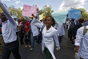 Manifestation des personnels soignants le 8 décembre à Nairobi. © Ben Curtis/AP/SIPA