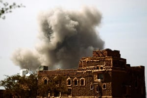 De la fumée à Sanaa, au Yémen, après des raids aériens, le 22 janvier 2017. © AFP/MOHAMMED HUWAIS