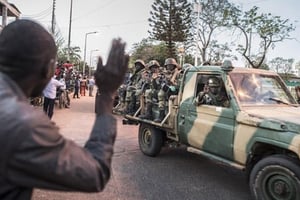 Les troupes sénégalaises de la Cedeao entrent dans Banjul, dimanche 22 janvier 2017. © Sylvain Cherkaoui pour Jeune Afrique