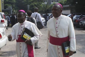 Deux évêques congolais, membres de la Cenco et médiateurs des pourparlers politiques en RDC, le 21 décembre 2016 à Kinshasa. © John Bompengo/AP/SIPA