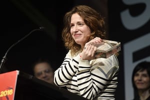 Elite Zexer, réalisatrice du film « Tempête de sable », reçoit le prix du Grand Jury du Sundance Film Festival, le 30 janvier 2016. © Chris Pizzello/AP/SIPA