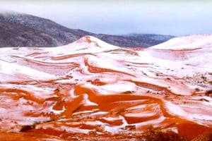 Pour la première fois depuis 37 ans, il a neigé sur les dunes de la petite ville de Ain Sefra à l’ouest du pays. © Capture d’écran YouTube/Mondial DZ
