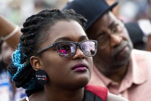 Une jeune femmes dont les boucles d’oreille affichent le slogan « Black Lives Matter », le 24 septembre 2016, à Washington pour l’inauguration du musé national afro-américain. © Cliff Owen/AP/SIPA