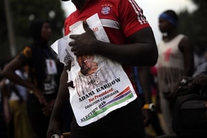 Un Gambien tient dans ses mains l’affiche de campagne d’Adama Barrow, élu président de la Gambie, à Banjul, le 29 novembre 2016. © Jerome Delay/AP/SIPA