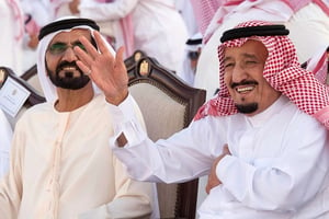 Le roi Saoudien, Salmane ben Abdelaziz Al Saoud, avec le Premier ministre des Émirats arabes unis, Mohammed ben Rachid Al Maktoum, à Abu Dhabi, le 4 décembre 2016. © AP/SIPA