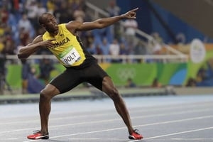 e Jamaïcain Usain Bolt fête sa médaille d’or sur le 200 mètres lors des jeux olympiques de Rio le 18 août 2016. © David J. Phillip/AP/SIPA